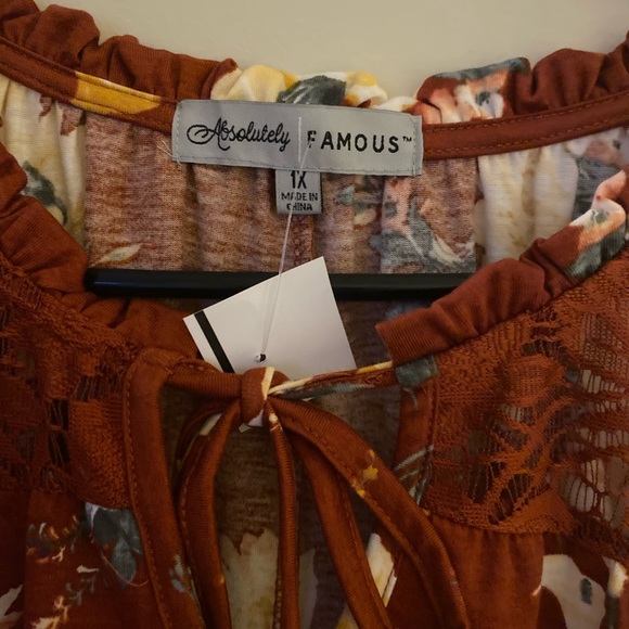 Absolutely famous top with lace - Picture 2 of 5